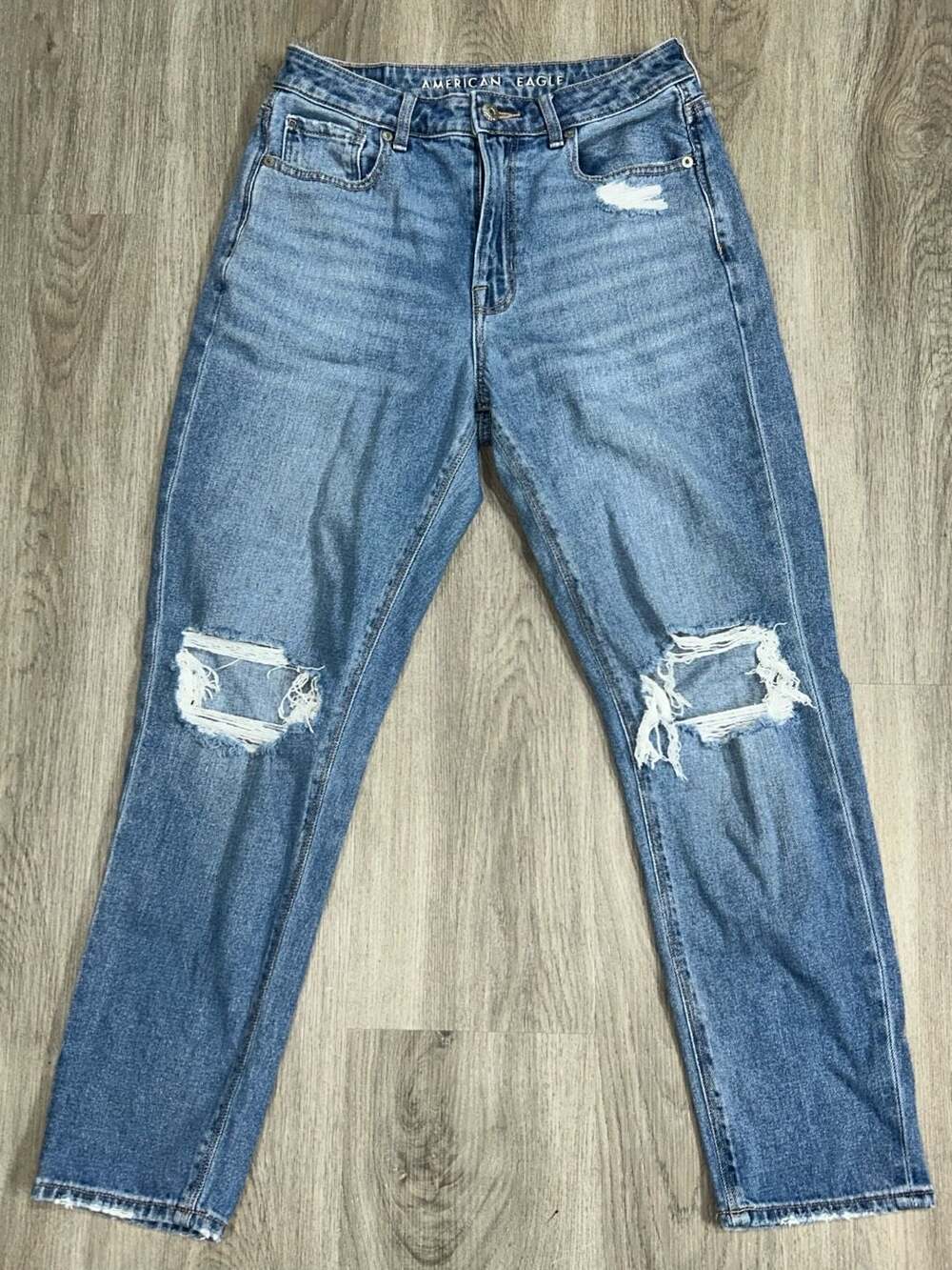 American Eagle Women's Mom Jean Light Wash Distressed Size 4 Short C112